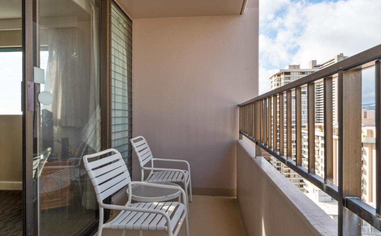 Private One Bedroom Condo, With Corporate Car Savings Code Included, Free Onsite Parking Apartamento *